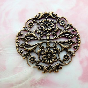 ANTIQUE BRASS Round Floral Filigree Crest Flower Stamping ~ Jewelry Ornamental Finding (FB-6107)