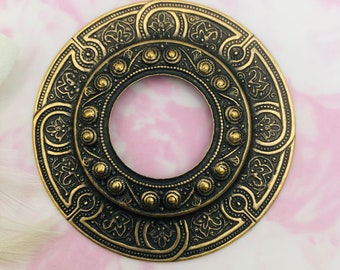 ANTIQUE BRASS Estampados de placa de renacimiento griego con medallón de escarabajo de ojo de buey grande ~ Hallazgos de adornos de joyería ~ Estampado de latón (C-1407)