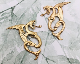 LATÓN (1 par) Dragones con pecho y alas estampados ~ Componentes de joyería ~ Estampados de latón (C-1203)