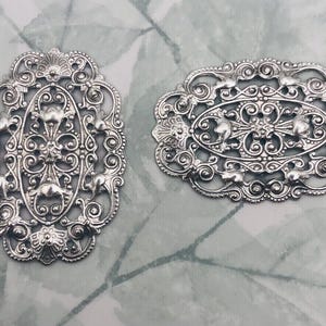 ANTIQUE SILVER (2 Pieces) Small Oval Floral Filigree Ornament Plaque Brass Stampings - Jewelry Findings (CB-3046)
