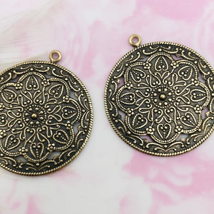 ANTIQUE BRASS (2 Pieces) Round Embossed Round Scallop Medallion Filigree Stamping ~ Earring Drop Jewelry Ornament Findings (CC-045)