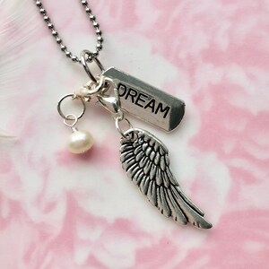 Collar con colgante de perla de ensueño con alas de ángel de plata antigua "Soar Above"