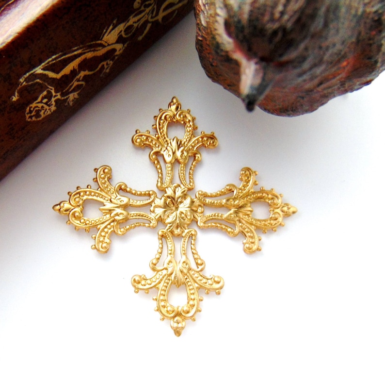 CB3044 BRASS Filigree Baroque Maltese Cross Stamping Jewelry