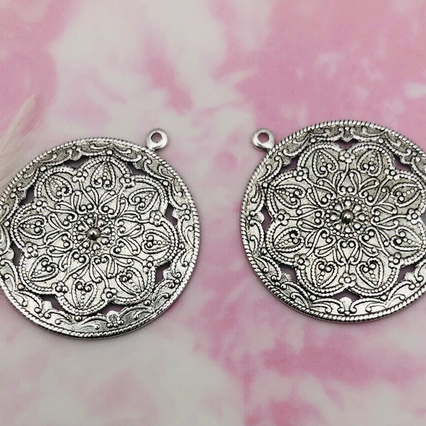 ANTIQUE SILVER (2 Pieces) Embossed Round Scallop Medallion Filigree Stamping ~ Earring Drop Jewelry Ornament Findings (CC-045)