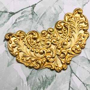 Cartela de pergaminho Art Nouveau em latão - Encontrando ornamentos de joias ~ Carimbo em latão (C-601)