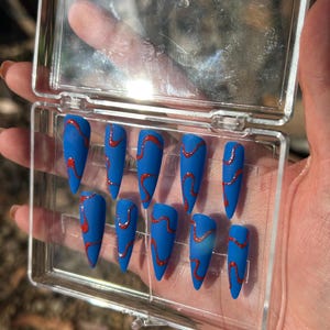 Mattes Blau mit rotem Glitzer