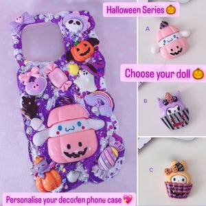 Puede incluir: Una funda de teléfono de temática de Halloween de color morado y rosa con una variedad de encantos, que incluyen un fantasma, una calabaza, un bastón de caramelo y un cerdo. La funda está decorada con purpurina y pedrería. El texto "Personaliza tu funda de teléfono decoden" está en la parte inferior de la imagen. El texto "Halloween Series" está en la parte superior de la imagen. Hay tres opciones para un encanto de muñeca que se puede agregar a la funda: una calabaza rosa, un murciélago morado y negro y un oso amarillo y negro.