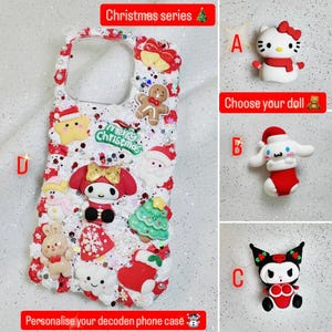 K&ouml;nnte beinhalten: Eine wei&szlig;e iPhone-H&uuml;lle, verziert mit weihnachtlichen Verzierungen, darunter ein Lebkuchenmann, ein Schneemann, ein Weihnachtsbaum und ein Weihnachtsmann. Die H&uuml;lle hat au&szlig;erdem ein rot-wei&szlig; gestreiftes Muster und ein "Frohe Weihnachten"-Banner. Die H&uuml;lle ist mit drei verschiedenen Puppenanh&auml;ngern personalisierbar: einer Hello Kitty-Puppe, einer My Melody-Puppe und einer Kuromi-Puppe.