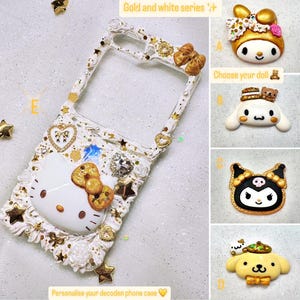 Peut inclure: Une coque de t&eacute;l&eacute;phone d&eacute;cor&eacute;e de blanc et d'or avec un motif de personnage Hello Kitty. Choisissez votre poup&eacute;e : A, B, C ou D. S&eacute;rie or et blanc.