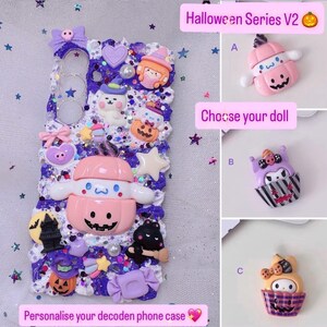 Puede incluir: Una funda de teléfono decoden personalizada con temática de Halloween. La funda está decorada con varios abalorios, incluyendo un personaje de calabaza rosa, fantasmas y estrellas. El texto "Halloween Series V2" y "Personalise your decoden phone case" son visibles.