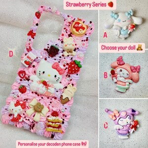 Peut inclure: Une coque de t&eacute;l&eacute;phone rose et violette d&eacute;cor&eacute;e d'embellissements 3D, dont un personnage de dessin anim&eacute;, des fraises et un carton de lait. Le texte "Strawberry Series" et "Choose your doll" est visible.