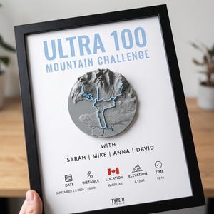 Könnte beinhalten: Schwarz gerahmter Druck mit dem Text "ULTRA 100 MOUNTAIN CHALLENGE". Er zeigt eine 3D-topografische Karte, Namen der Teilnehmer, Datum, Distanz (100 km), Ort, Höhe (4.120 m) und Uhrzeit. Ein dekoratives Element.