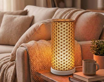 Lámpara con diseño japonés, pantalla geométrica intrincada, decoración minimalista zen, luz ambiental cálida, estilo japandi.