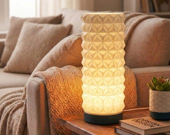 Lámpara impresa en 3D facetada, pantalla geométrica de baja poligonización, decoración arquitectónica minimalista moderna, textura única.