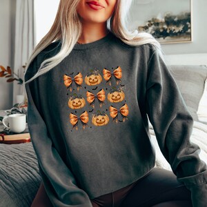 Halloween Pumpkin Sweatshirt, Coquette Bow Halloween, Spooky Season Sweatshirt, Halloween Shirt Cute Pumpkin Halloween Sweatshirt