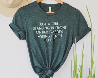 Garten T-Shirt | Nur ein Mädchen, das vor ihrem Garten steht und bittet es nicht zu sterben | Garten Geschenk | Geschenke für Gärtner | Gartenshirt