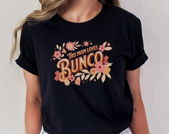 Op de afbeelding: Zwart T-shirt met een bloemenmotief en de tekst "This Mom Loves Bunco".