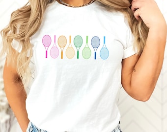Maglietta da tennis / Maglietta da tennis personalizzata / Maglietta della squadra di tennis / Allenatore di tennis / Regalo per giocatore di tennis / Maglietta con racchetta da tennis carina / Regalo per tennis