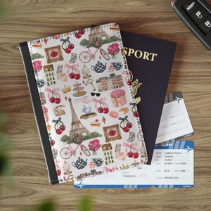 Paspoortcover Paris Icons | Reisaccessoire Frankrijk | Frans cadeau | Uniek reiscadeau | Veganistisch leren paspoorthoes Parijs-thema