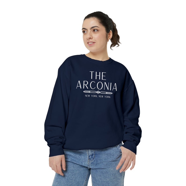 Pode incluir: Uma camisa de moletom azul marinho com texto branco que diz "THE ARCONIA NEW YORK, NEW YORK".