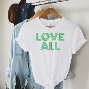 Tennis-T-Shirt | LIEBE ALLE Shirt | Tennisspieler Geschenk | Tennis Geschenk | Tennis-Team-Geschenk | Tennis-Trainer-Shirt | Tennis-T-Shirt | National USTA