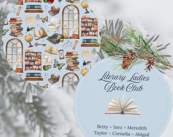 Peut inclure: Deux décorations de Noël rondes. L'une présente un fond bleu clair avec des livres, des papillons et des objets vintage. L'autre porte le texte "Literary Ladies Book Club" et une liste de noms.