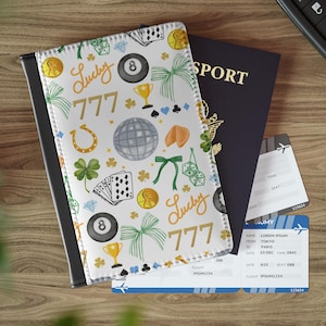 Okładka na paszport Lucky Girl | Akcesorium podróżne Good Luck Charm | Prezent na szczęście | Prezent podróżny Fortune | Okładka na paszport ze skóry wegańskiej Good Lucky