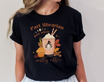 Bibliothekar Shirt | Halloween Shirt | Bibliothek Shirt | Schulbibliothekar Geschenke | Kaffeeliebhaber Geschenk | Bibliothekar Geschenk Witchy Shirt | Spooky Season