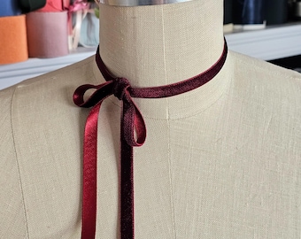 Bourgondische fluwelen lintchoker, lintketting, Belle Epoch, damesstrikje