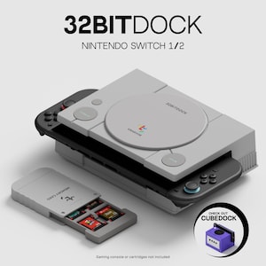 Op de afbeelding: Een grijze 32BITDOCK voor Nintendo Switch 1/2, ontworpen om op een klassieke gameconsole te lijken. Inclusief een geheugenkaartcase met gamecartridges. De tekst "32BITDOCK" en "NINTENDO SWITCH 1/2" zijn zichtbaar. Een klein paars Cubedock-logo is ook aanwezig.