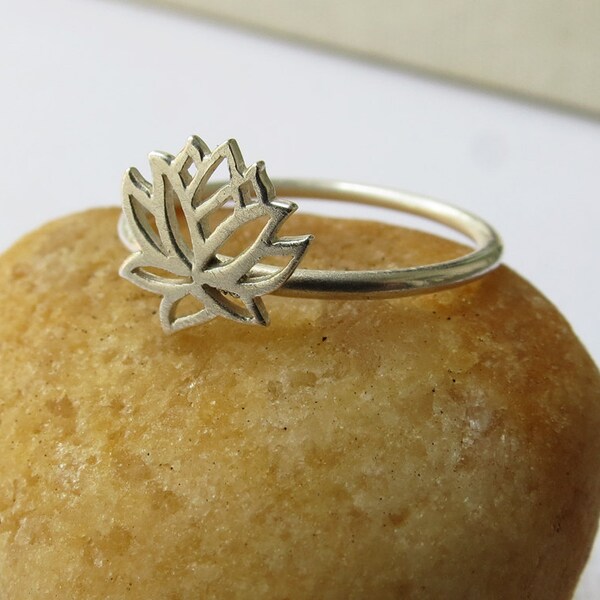 Anillo Lotus, Lotus rústico Simple esterlina anillo, anillo del flaco, apilable, cotidiana minimalista joyas de plata
