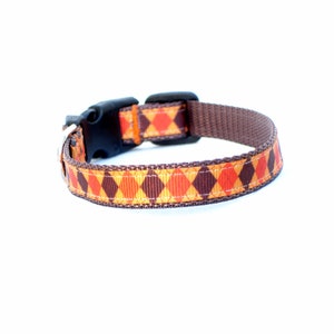 Collar para perros pequeños con diseño de rombos, 1,27 cm de ancho, ajustable de 18 a 28 cm, color naranja y marrón.
