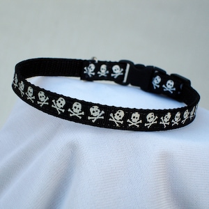 Skulls and Crossbones Cat Collar, Safety Breakaway Buckle, 3/8 Inch Wide, Adjustable 7 To 11 Inches