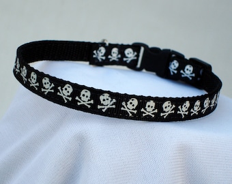 Skulls Crossbones Cat Collar, Black Webbing, Breakaway Buckle, Adjustable (7-11 Inches)