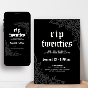 Op de afbeelding: Een zwart-witte uitnodiging met gotisch lettertype dat "RIP Twenties" luidt en florale accenten heeft. De uitnodiging is voor Emma's 10e verjaardagsfeest op 23 augustus om 19:00 uur. Het adres is 1214 RIP Street, Scottsdale, AZ 12347. Extra informatie over het evenement is beschikbaar en de kleding is volledig zwart.