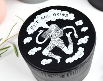 High End Weed Grinder - Rise and Grind - Premium negro mate - Cannabis Grinder herb grinder - Ilustración femenina original artist grinder