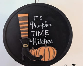 Diseño de colgador de puerta "Es tiempo de calabazas, brujas"