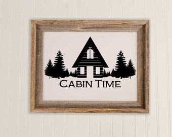 Pode incluir: Uma impressão emoldurada com uma silhueta preta de uma cabana com uma janela e uma porta, cercada por árvores. O texto "CABIN TIME" está abaixo da cabana.