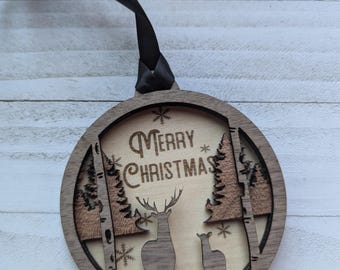 Adorno navideño de madera con escena de ciervos del bosque