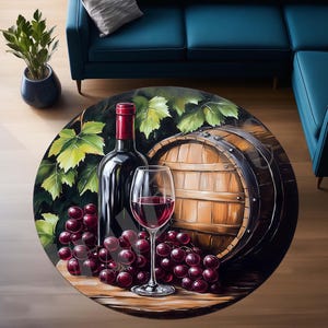 Könnte beinhalten: Ein runder, farbenfroher Teppich mit einem Design aus einer Weinflasche, einem Glas Rotwein, Trauben und einem Holzfass. Der Teppich hat ein grün-braun-rotes Farbschema.