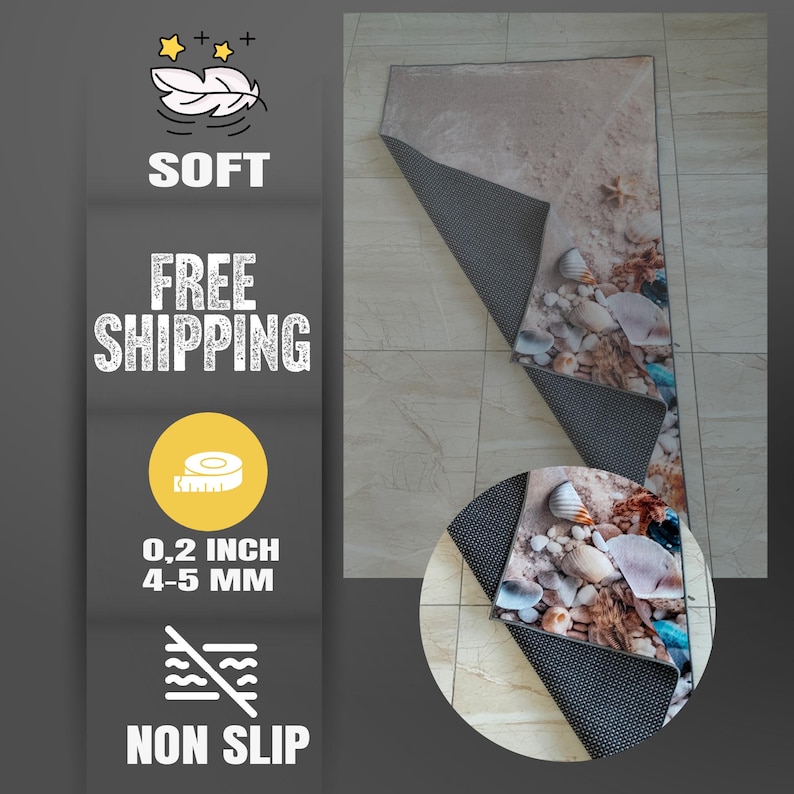 Pode incluir: Um tapete retangular com uma cena de praia com conchas e areia. O tapete tem 0,5 cm de espessura e tem um suporte antiderrapante. A imagem tamb&eacute;m inclui as palavras "SOFT" e "NON SLIP".