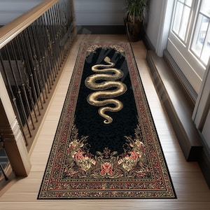 Puede incluir: Una alfombra larga y rectangular negra con un diseño de serpiente dorada. La alfombra tiene un borde floral detallado en rojo, dorado y verde. La serpiente está enrollada y centrada en la alfombra, creando un efecto visual llamativo.