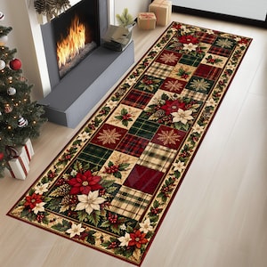 Può includere: Un lungo tappeto rettangolare con un design patchwork di quadrati a quadri rossi e verdi, fiocchi di neve dorati e grappoli di fiori di poinsettia rossi e bianchi con pigne e bacche di agrifoglio, bordato da una ghirlanda floreale.