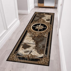 Puede incluir: Una alfombra de pasillo rectangular con un diseño de mapa mundial de estilo vintage en tonos marrón, beige y negro. El centro muestra una prominente rosa de los vientos dorada dentro de un marco ornamentado, rodeada por un borde oscuro.
