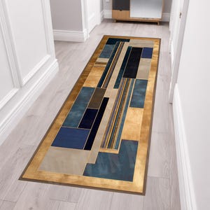 Può includere: Un tappeto passatoia rettangolare con un motivo geometrico di blocchi e strisce nei toni del blu navy, blu scuro, beige e oro metallizzato. Il design presenta un bordo dorato a tinta unita che incornicia la composizione centrale di forme.