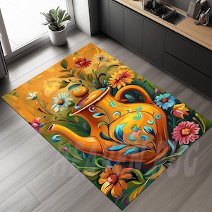 Puede incluir: Una tetera amarilla con diseños florales azules y verdes se encuentra en un lecho de flores coloridas. Las flores son en tonos de rojo, naranja, amarillo y blanco. La tetera está rodeada de hojas verdes.