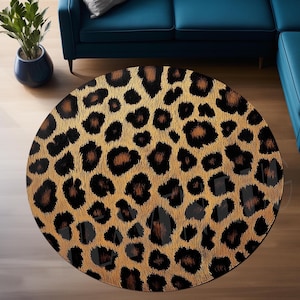 Könnte beinhalten: Ein runder Teppich mit einem Leopardenmuster in Braun- und Schwarztönen. Der Teppich hat eine weiche, plüschige Textur und ist perfekt, um jedem Raum einen Hauch von wildem Stil zu verleihen.