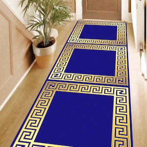 Pode incluir: Um tapete corredor azul e dourado com um design de chave grega. O tapete é feito de um material macio e durável e é perfeito para adicionar um toque de elegância a qualquer casa.