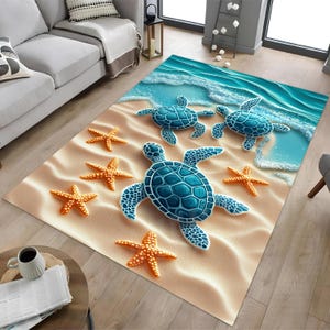 Puede incluir: Una alfombra de temática playera con un diseño de ola de océano azul y cuatro tortugas marinas. Las tortugas son azules y verdes con caparazones marrones. La alfombra también presenta estrellas de mar naranjas.