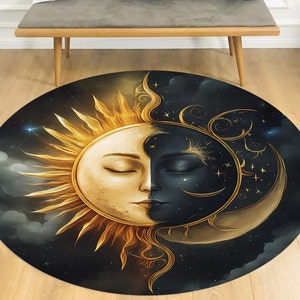 Pode incluir: Um tapete redondo com fundo azul escuro que apresenta um design de sol e lua dourados. O sol e a lua são representados como rostos, com os olhos do sol fechados e os olhos da lua abertos. O design é rodeado por estrelas e redemoinhos dourados.